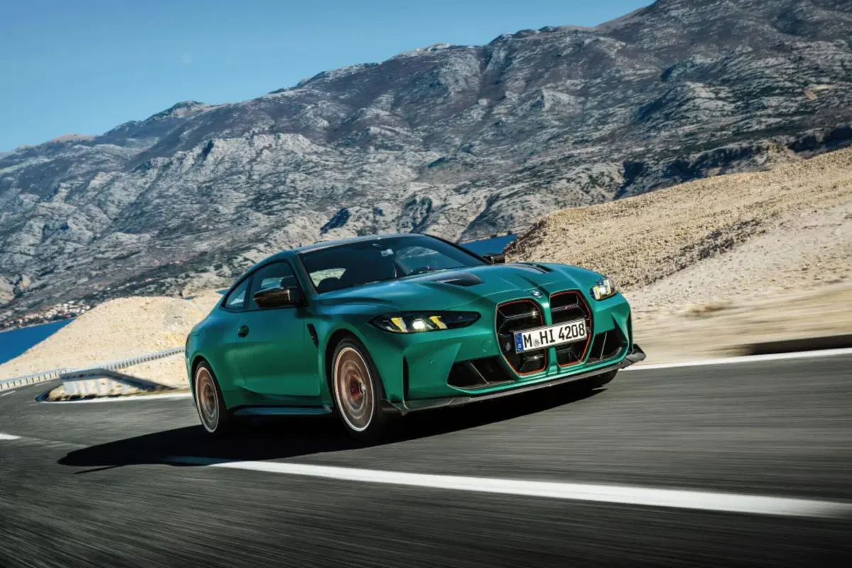 BMW M4 CS 2024: il restyling ha 550 CV e molta fibra di carbonio (6)
