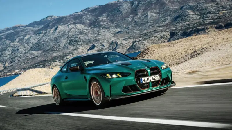BMW M4 CS 2024: il restyling ha 550 CV e molta fibra di carbonio