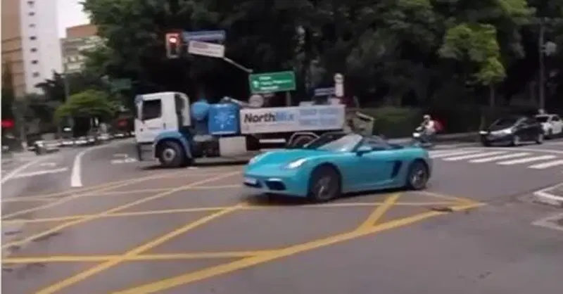 Porsche Boxster, occhio ai rallentatori presi a cannone...