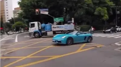 Porsche Boxster, occhio ai rallentatori presi a cannone...