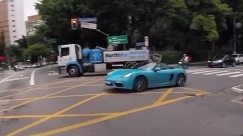 Porsche Boxster, occhio ai rallentatori presi a cannone...