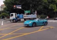 Porsche Boxster, occhio ai rallentatori presi a cannone...