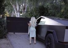 Kim Kardashian guida il Tesla Cybertruck, e il figlio di 5 anni... 