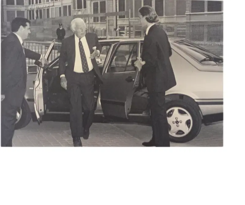 L'avvocato Gianni Agnelli scortato dai servizi di Orione: John Elkan giovanissimo e Fedele Bosco, l'addetto alla sicurezza