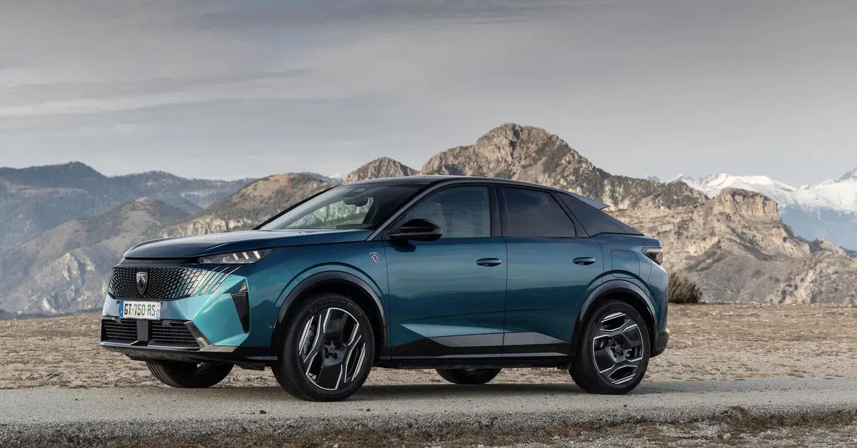Nuovo Peugeot E-3008: il SUV coup&eacute; elettrico