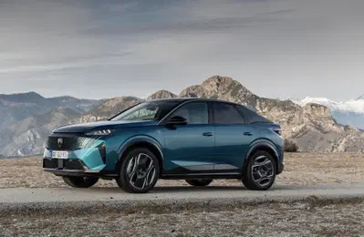 Nuovo Peugeot E-3008: il SUV coup&eacute; elettrico