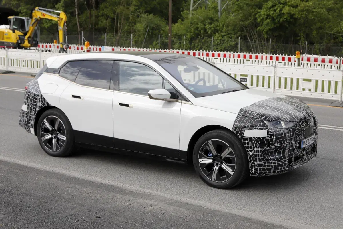 BMW iX: le foto spia del nuovo facelift, novità importanti  (2)