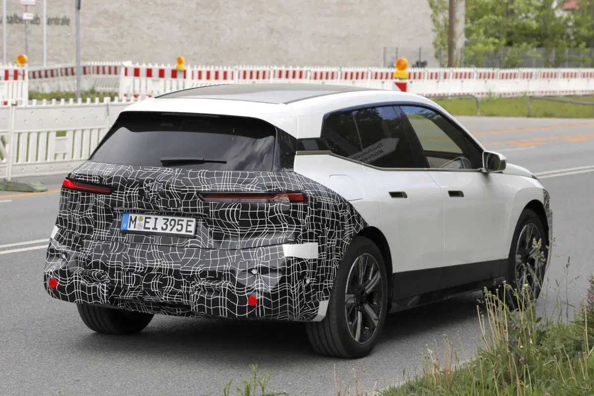BMW iX: le foto spia del nuovo facelift, novità importanti  (3)