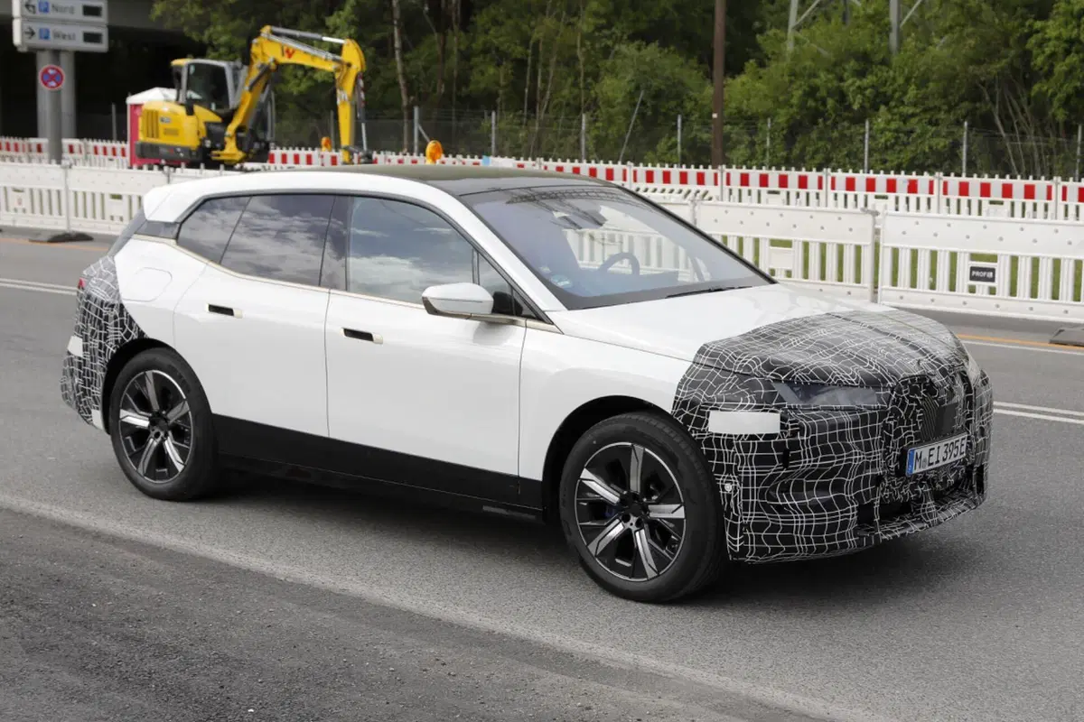 BMW iX: le foto spia del nuovo facelift, novità importanti  (4)