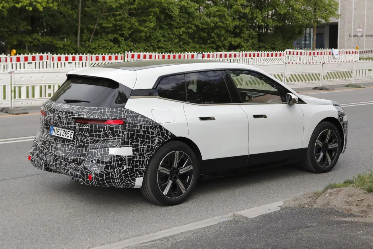 BMW iX: le foto spia del nuovo facelift, novità importanti  (5)