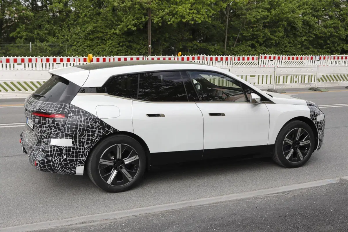 BMW iX: le foto spia del nuovo facelift, novità importanti  (8)