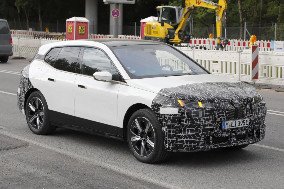 BMW iX: le foto spia del nuovo facelift, novità importanti  (6)
