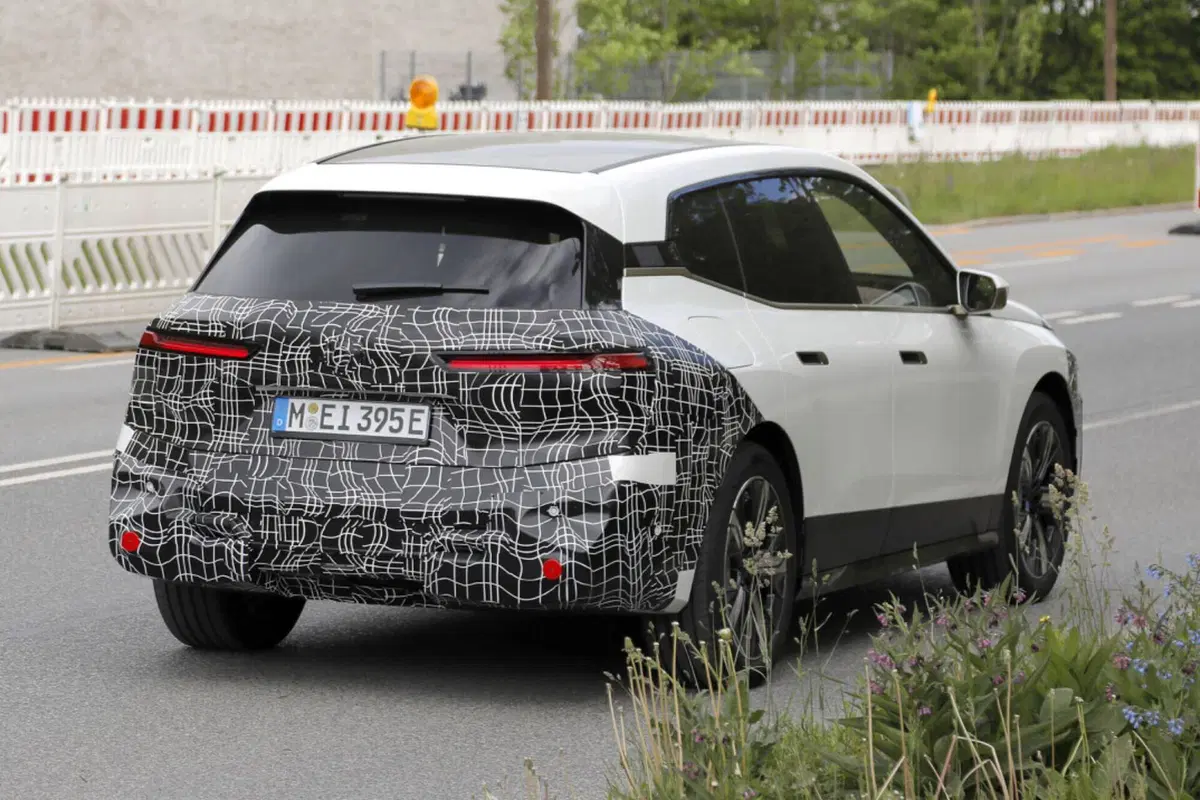 BMW iX: le foto spia del nuovo facelift, novità importanti  (10)