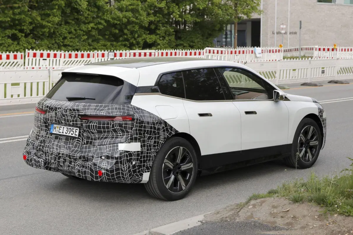 BMW iX: le foto spia del nuovo facelift, novità importanti  (9)