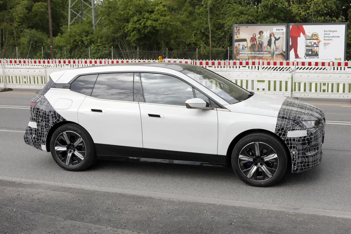 BMW iX: le foto spia del nuovo facelift, novità importanti  (11)