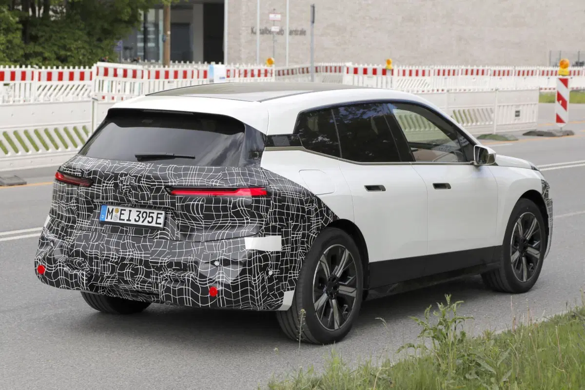 BMW iX: le foto spia del nuovo facelift, novità importanti  (12)