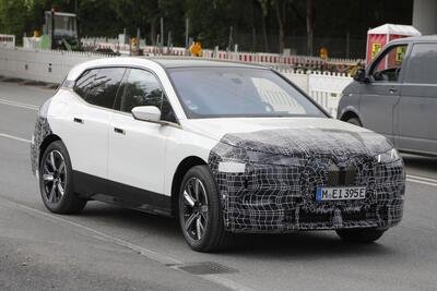 BMW iX: ecco le foto spia del nuovo facelift, ci sono un po&#039; di novit&agrave;