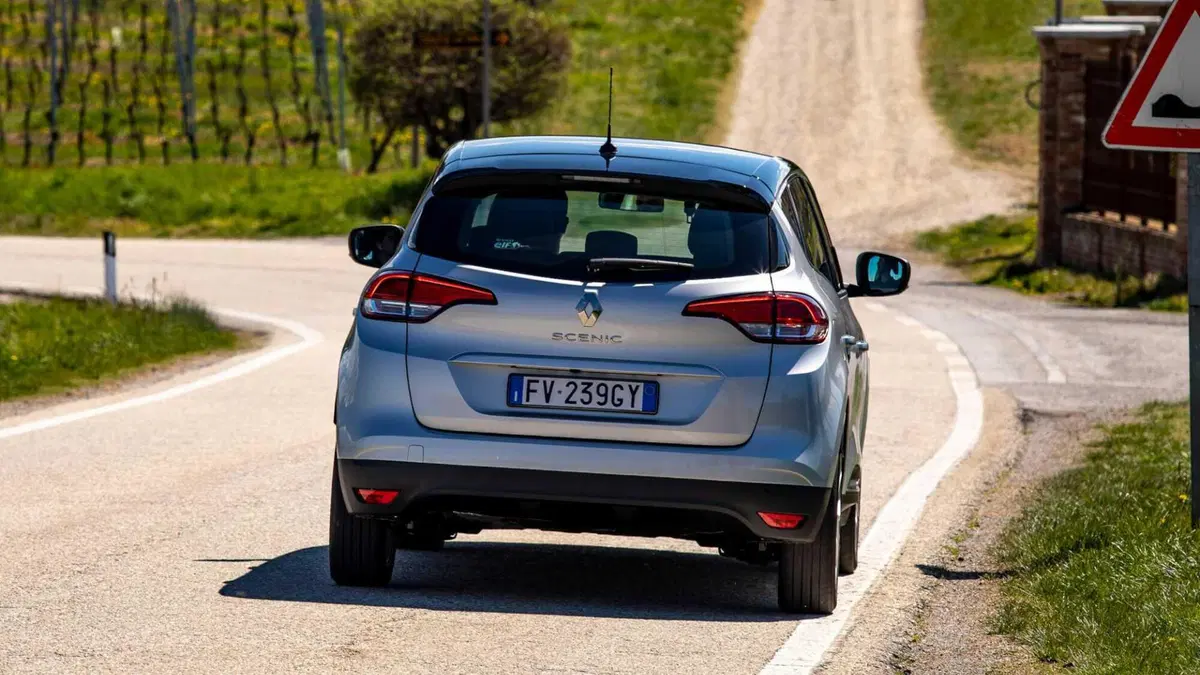 Renault Scénic 1.5 dci energy Business 110cv edc (8)