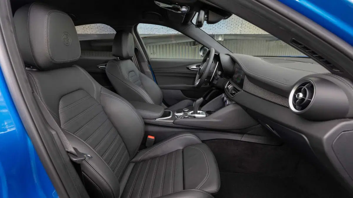 Alfa Romeo Giulia 2.9 V6 Quadrifoglio 520cv auto (9)