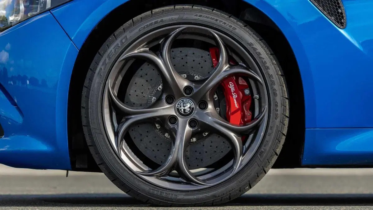 Alfa Romeo Giulia 2.9 V6 Quadrifoglio 520cv auto (12)