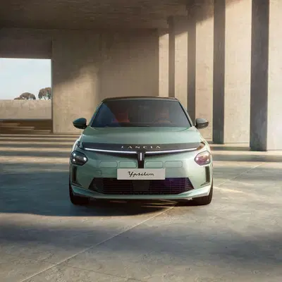 Nuova Lancia Ypsilon: con motori ibridi e full electric, ecco i tre livelli di allestimento