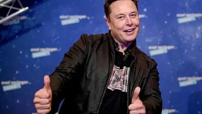 Tesla, il Robot ti ricarica, a Elon Musk l'idea piace (ma &egrave; fantasia) 