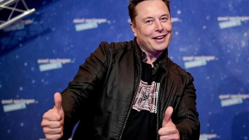 Tesla, il Robot ti ricarica, a Elon Musk l&#039;idea piace (ma &egrave; fantasia) 