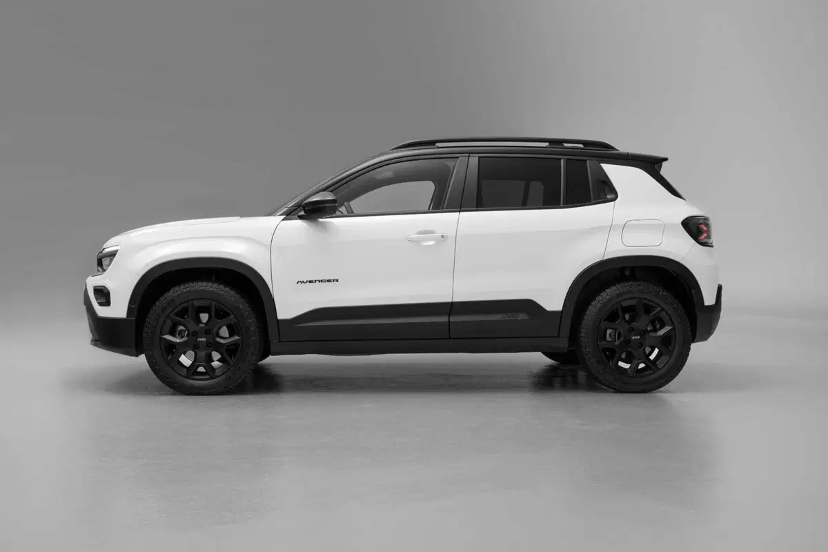 Jeep Avenger 4xe: l'ibrido si fa in quattro (x quattro) (10)