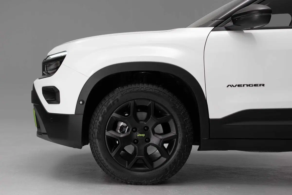 Jeep Avenger 4xe: l'ibrido si fa in quattro (x quattro) (11)
