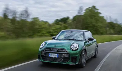 Nuova Mini Cooper: scende in campo e le ha tutte contro. Top e Flop