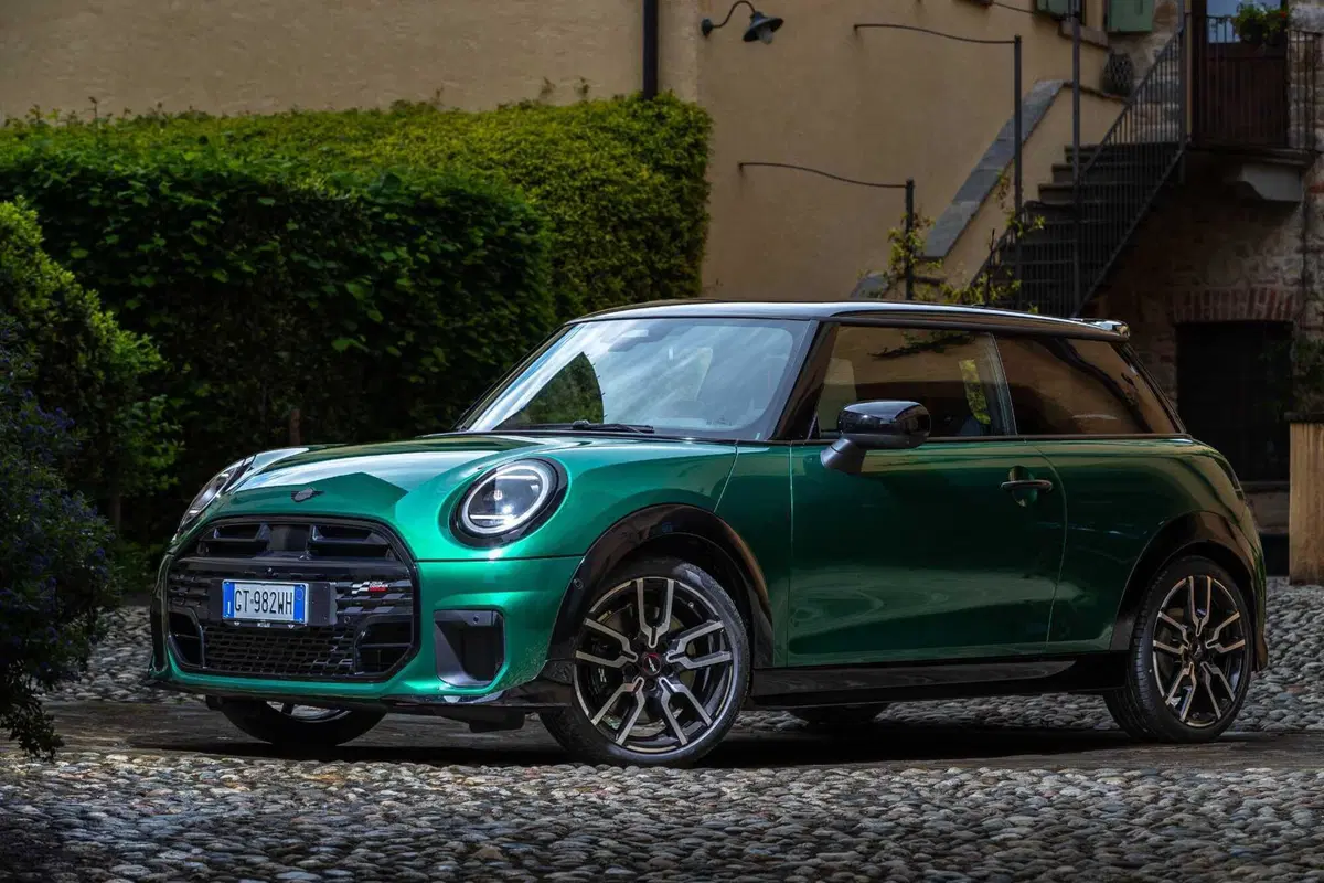 Mini Cooper 2024: le versioni, i motori e le caratteristiche tecniche (3)