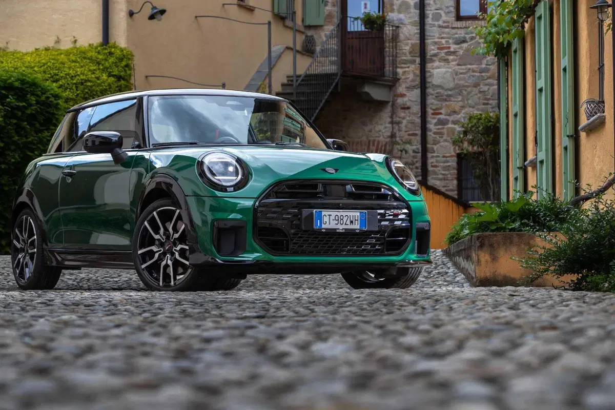 Mini Cooper 2024: le versioni, i motori e le caratteristiche tecniche (4)