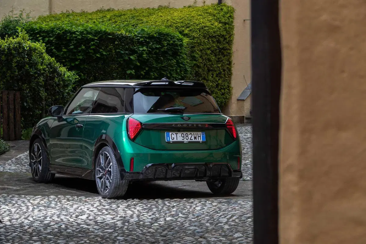 Mini Cooper 2024: le versioni, i motori e le caratteristiche tecniche (6)