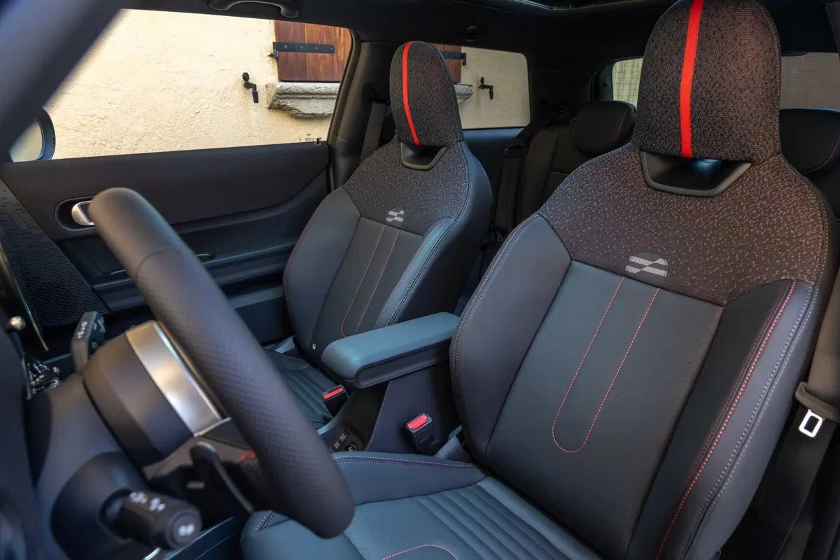 Mini Cooper 2024: le versioni, i motori e le caratteristiche tecniche (7)