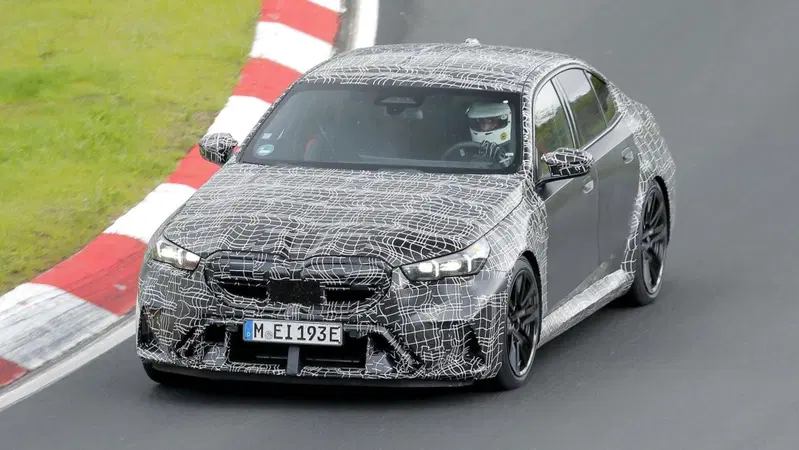BMW M5: le foto spia della nuova generazione 