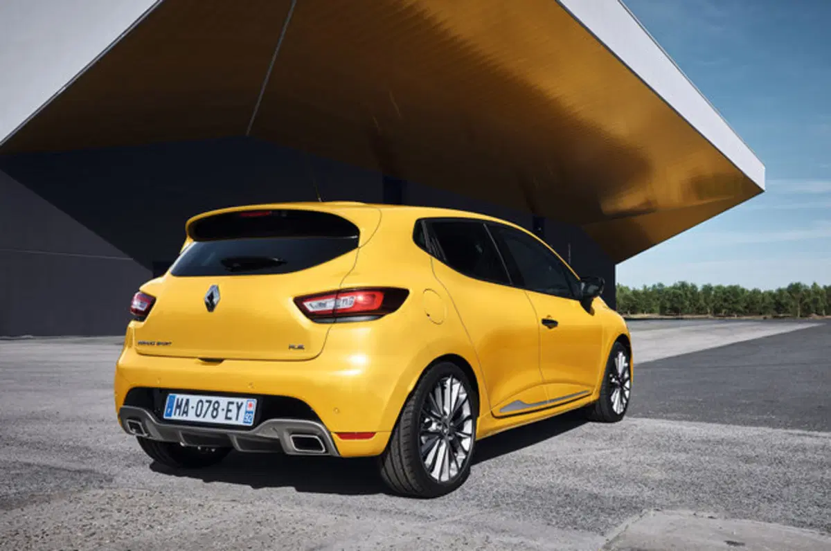 Renault Clio R.S restyling: ecco le novità della hatchback "pepata" (2)