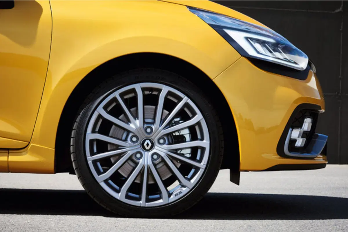 Renault Clio R.S restyling: ecco le novità della hatchback "pepata" (5)