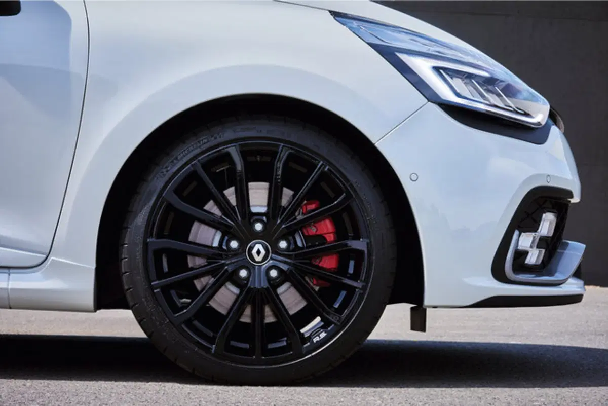 Renault Clio R.S restyling: ecco le novità della hatchback "pepata" (6)