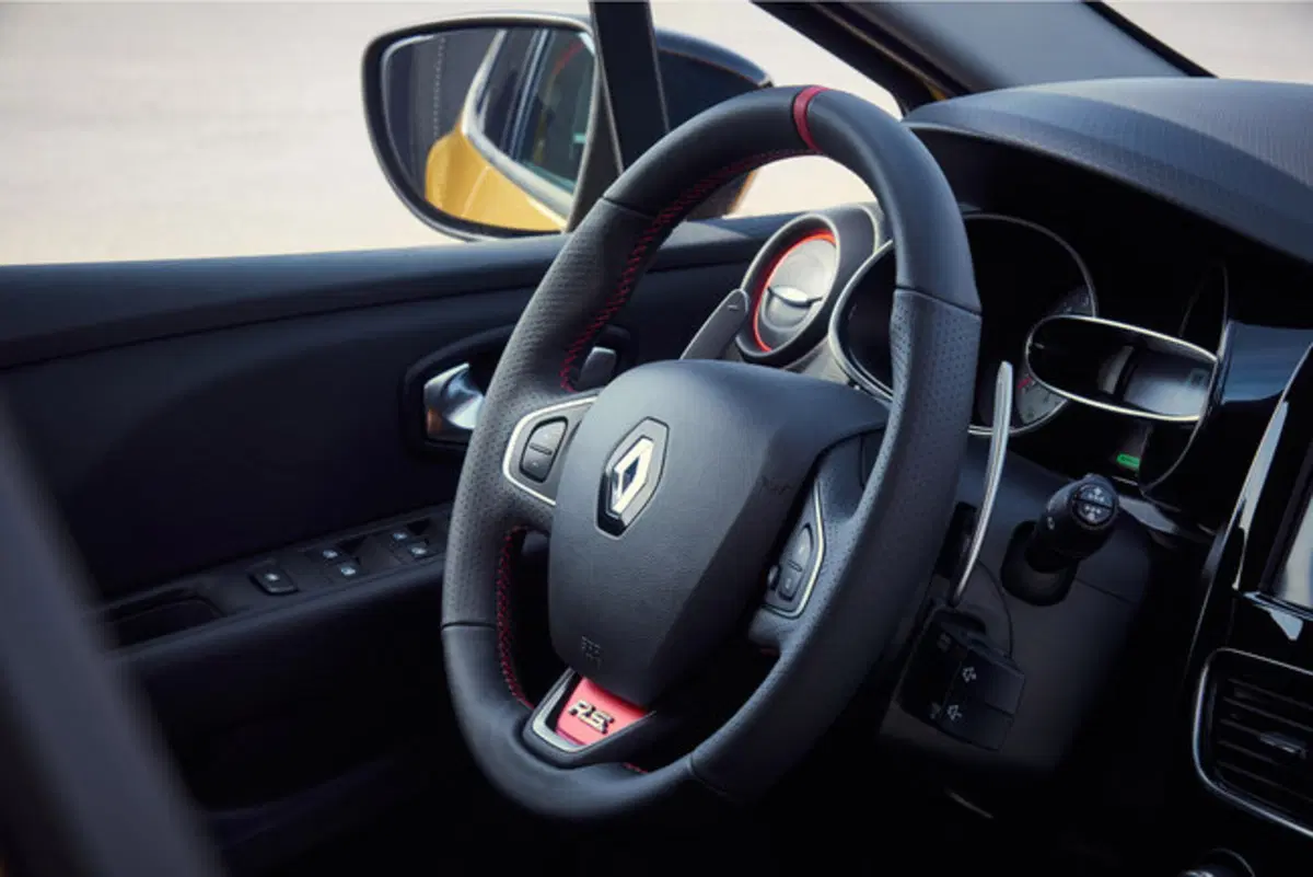 Renault Clio R.S restyling: ecco le novità della hatchback "pepata" (8)