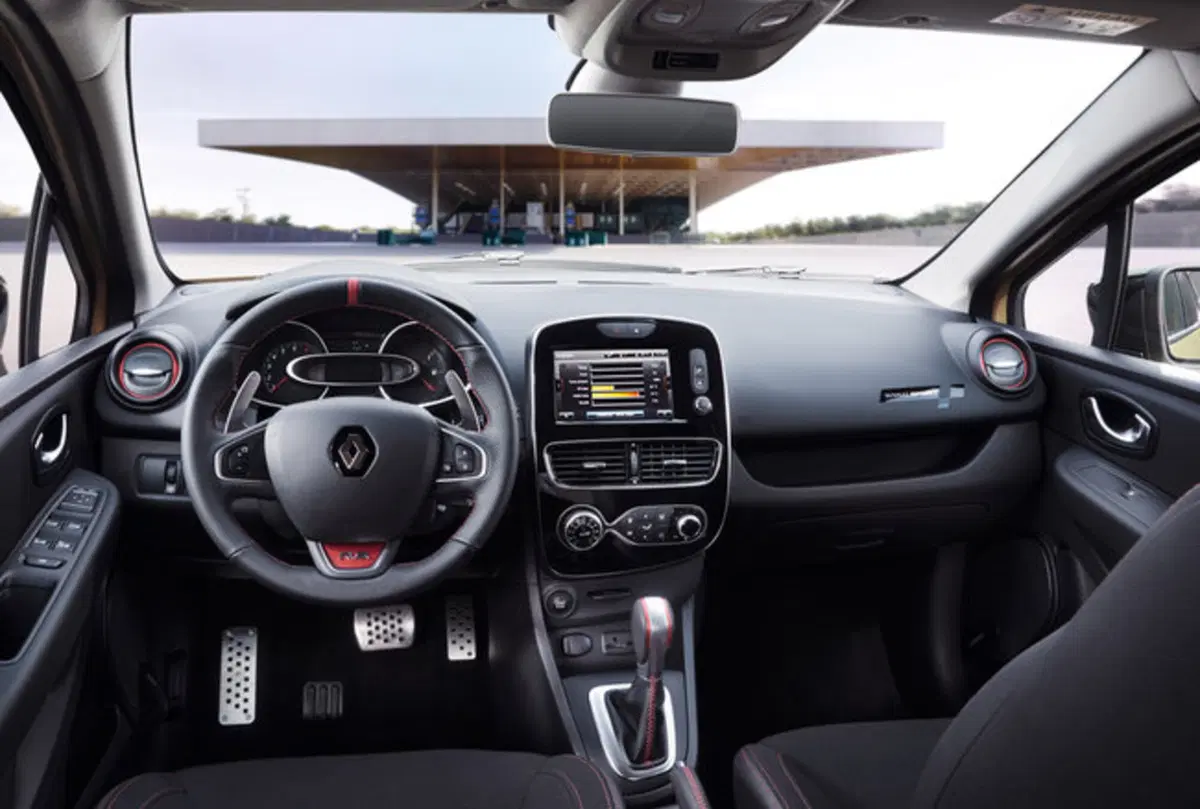 Renault Clio R.S restyling: ecco le novità della hatchback "pepata" (11)