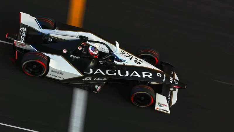 Formula E, Mitch Evans vince in volata il primo E-Prix di Shangai 2024 ma &egrave; sotto investigazione