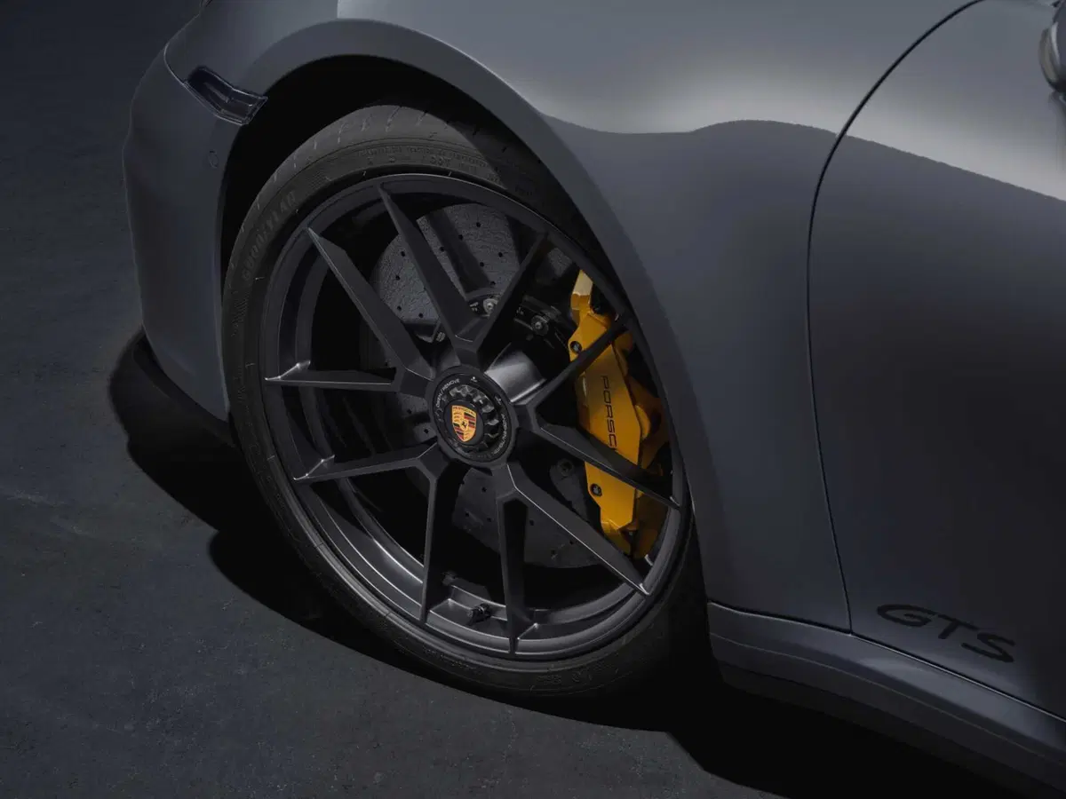 Porsche 911 ecco l'IBRIDA. Come è fatta la nuova GTS e come cambia la base (3)