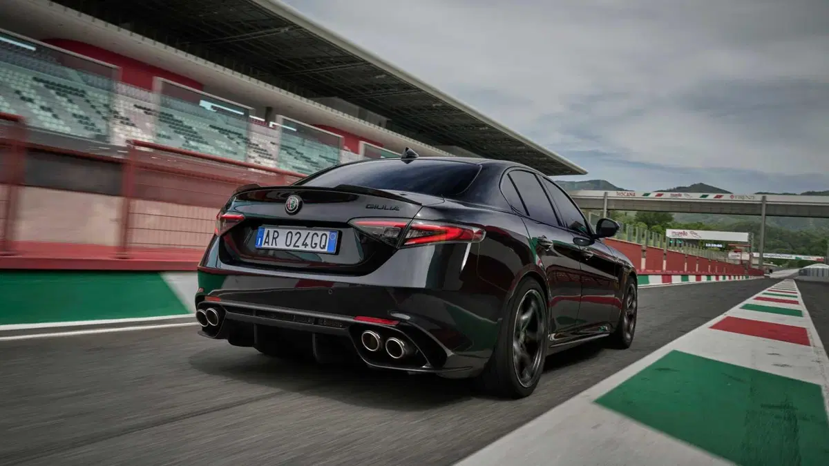 Alfa Romeo Giulia 2.9 V6 Quadrifoglio Super Sport 520cv auto (6)