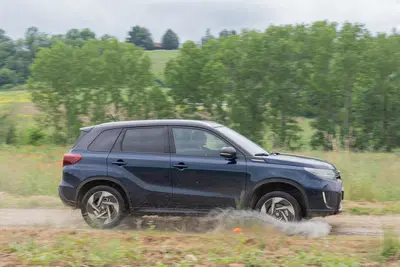 Suzuki Vitara 2024: com'&egrave; fatta e come va, le prestazioni e i dati tecnici