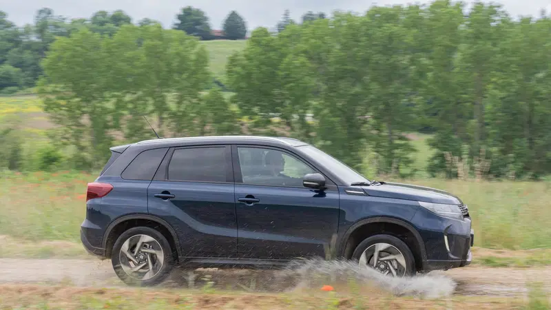 Suzuki Vitara 2024: com'&egrave; fatta e come va, le prestazioni e i dati tecnici