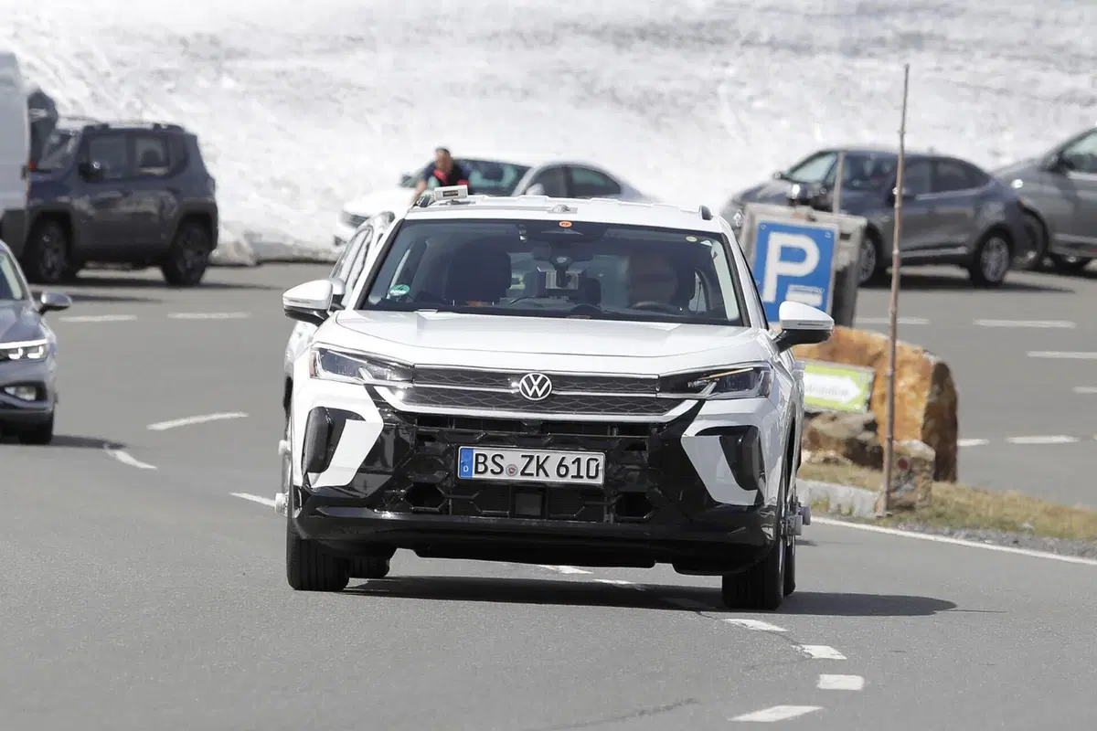 Volkswagen T-Roc: le nuove foto spia dell’ultima generazione con motori a benzina (3)