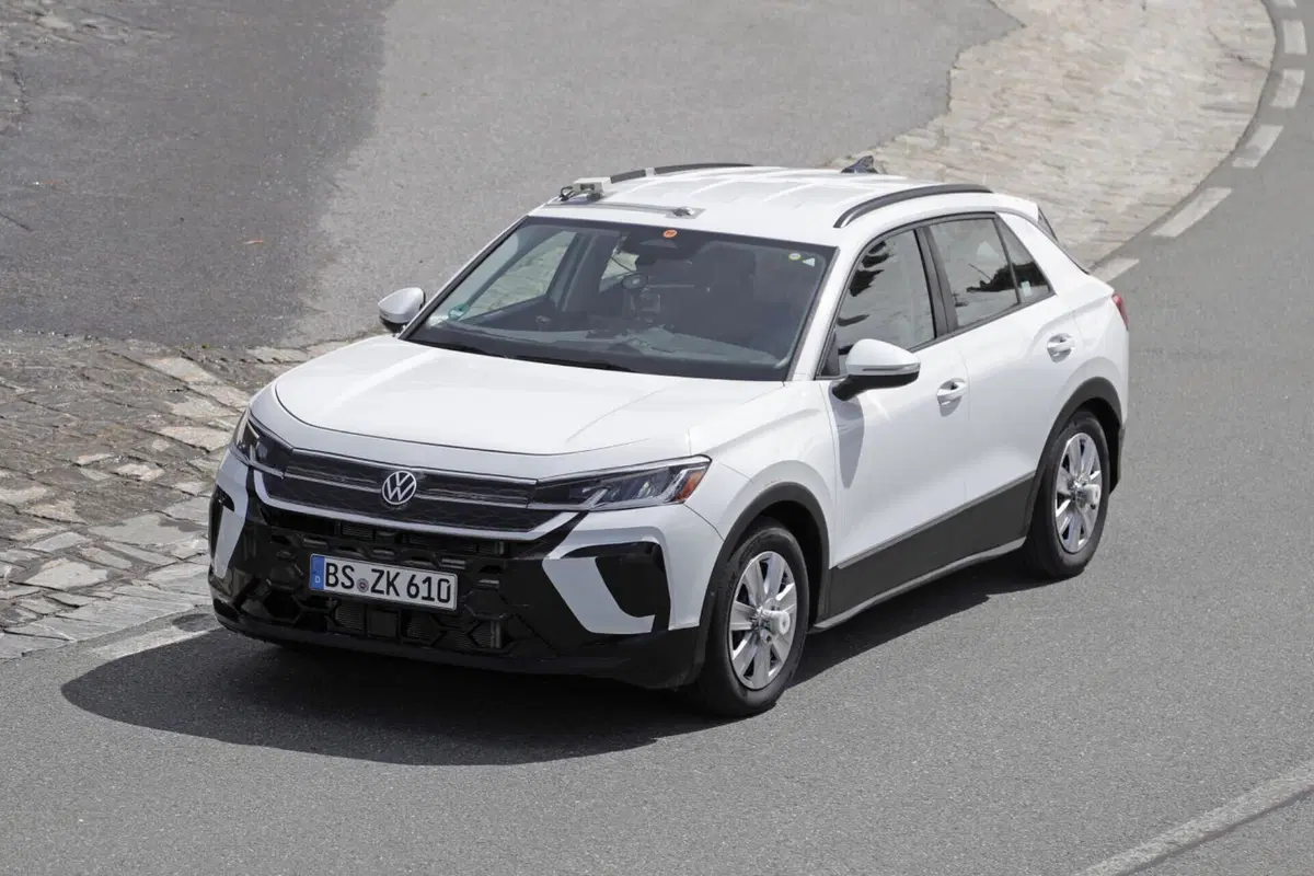 Volkswagen T-Roc: le nuove foto spia dell’ultima generazione con motori a benzina (4)