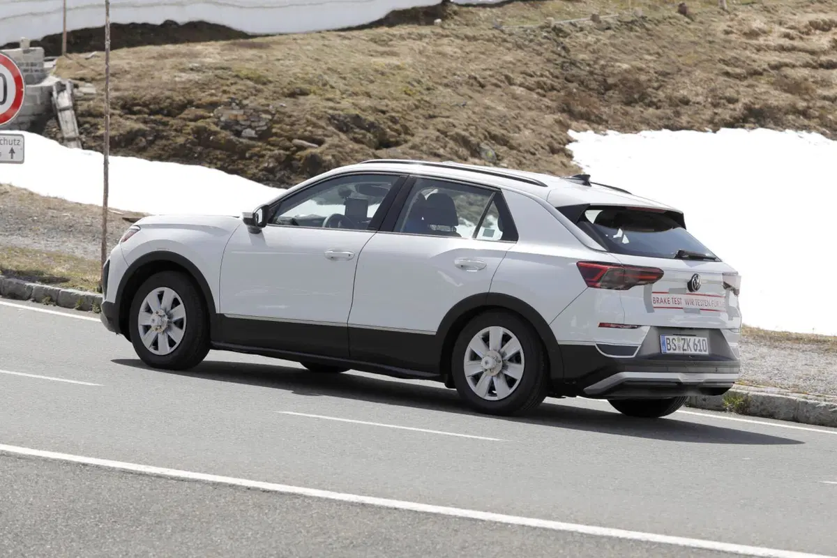 Volkswagen T-Roc: le nuove foto spia dell’ultima generazione con motori a benzina (5)