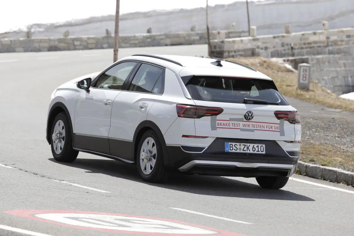 Volkswagen T-Roc: le nuove foto spia dell’ultima generazione con motori a benzina (9)