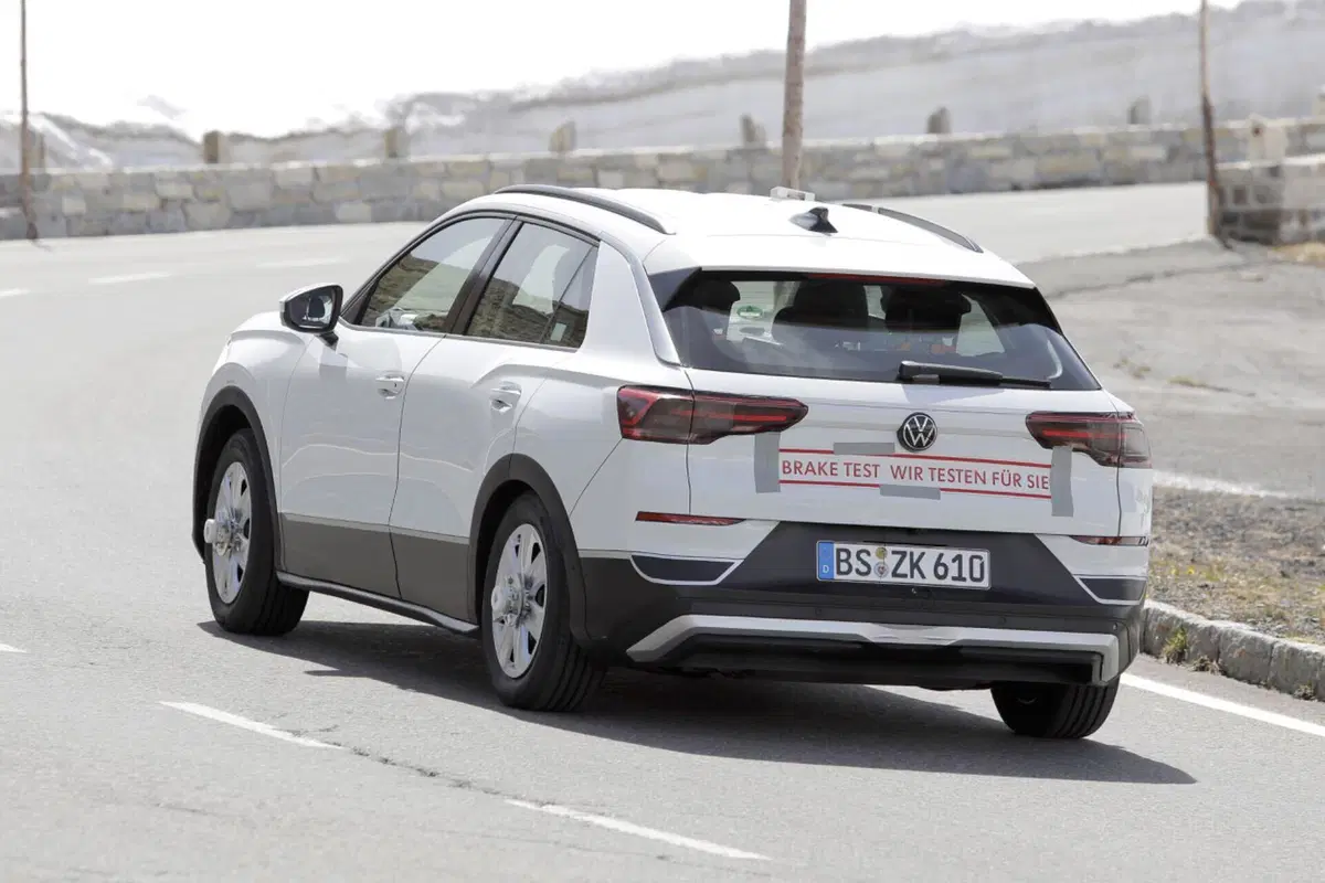Volkswagen T-Roc: le nuove foto spia dell’ultima generazione con motori a benzina (10)